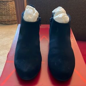BRAND NEW, NEVER WORN, STILL IN BOX, “AEROSOLES” NAVY SUEDE ANKLE BOOTS